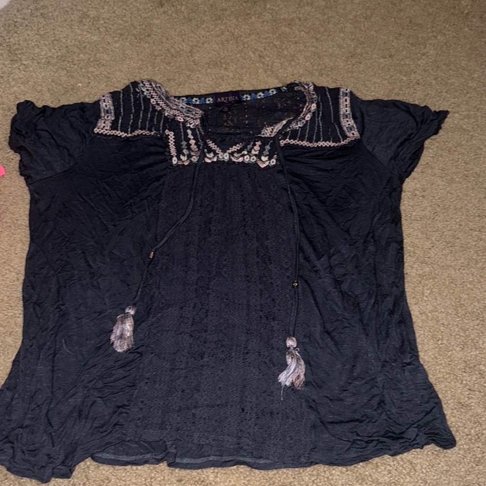 Short sleeve shirt. In new condition.